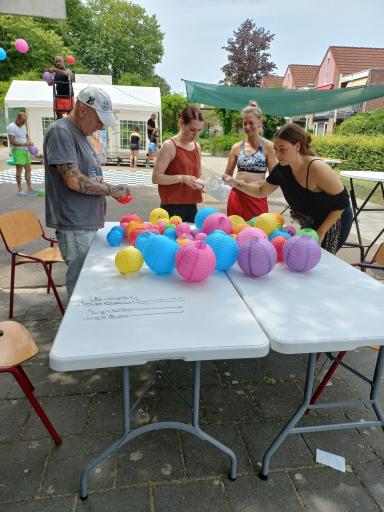 Foto 1 van 10 bij het verslag van Buurt Salsafestijn