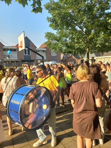 Foto 7 van 10 bij het verslag van Buurt Salsafestijn
