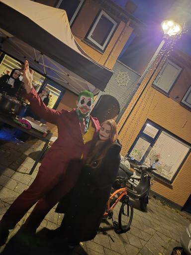 2 leuke volwassenen wat langs kwamen verkleed