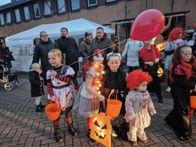 Foto 8 van 20 bij het verslag van Halloween Vinkenplein
