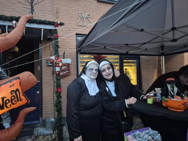 Onze 2 nonnen die elkaar weer de knakworstjes doen en warme chocolademelk