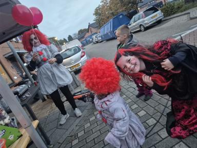 Foto 14 van 20 bij het verslag van Halloween Vinkenplein